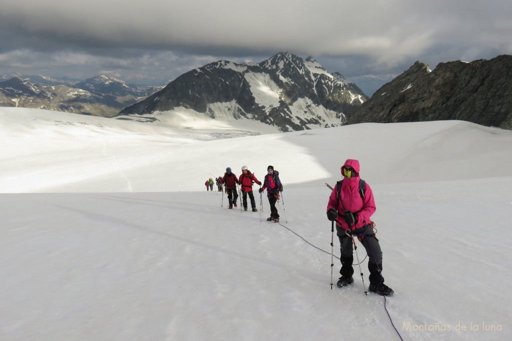 Delante Leti cruzando el Glaciar Turtmann, detrás el Diablon des Dames
